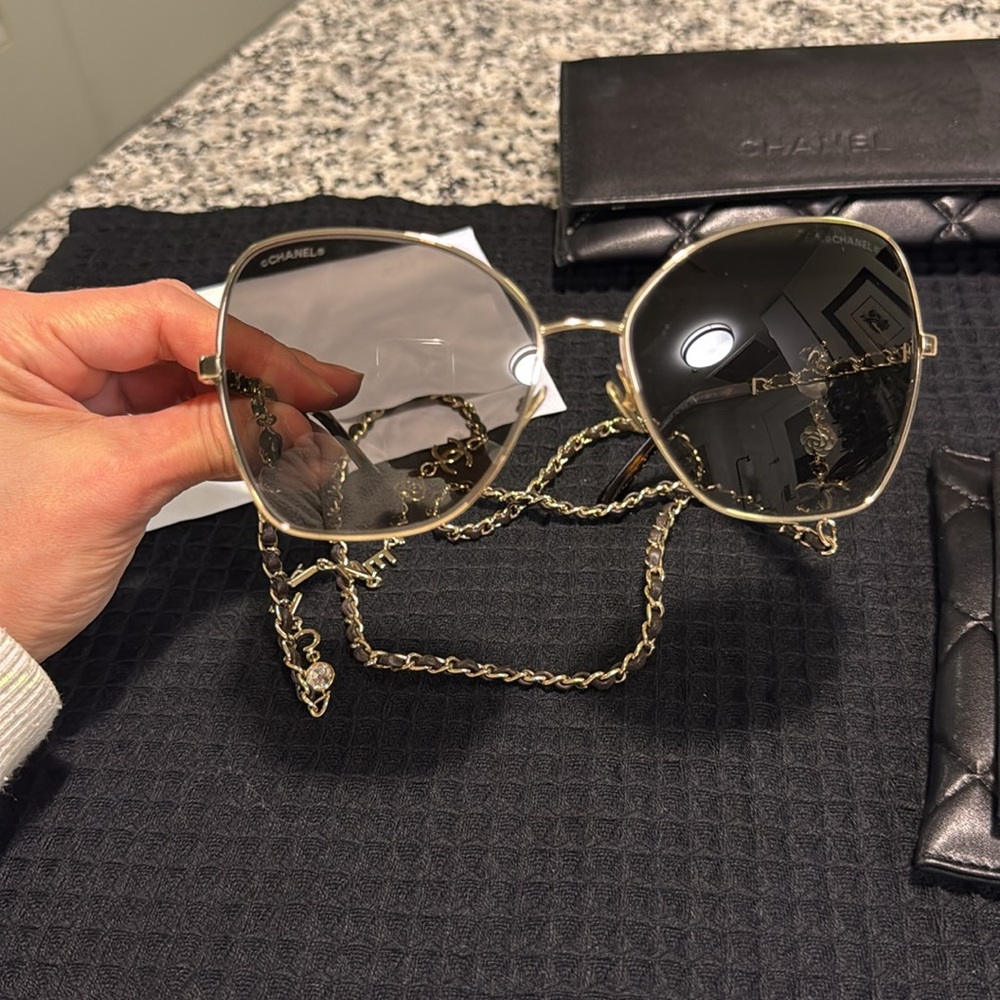 Chanel CC interlocking butterfly Sunglasses with chain - Picture 6 of 13